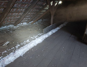 Zateplení stropu provozovny pomocí foukané izolace